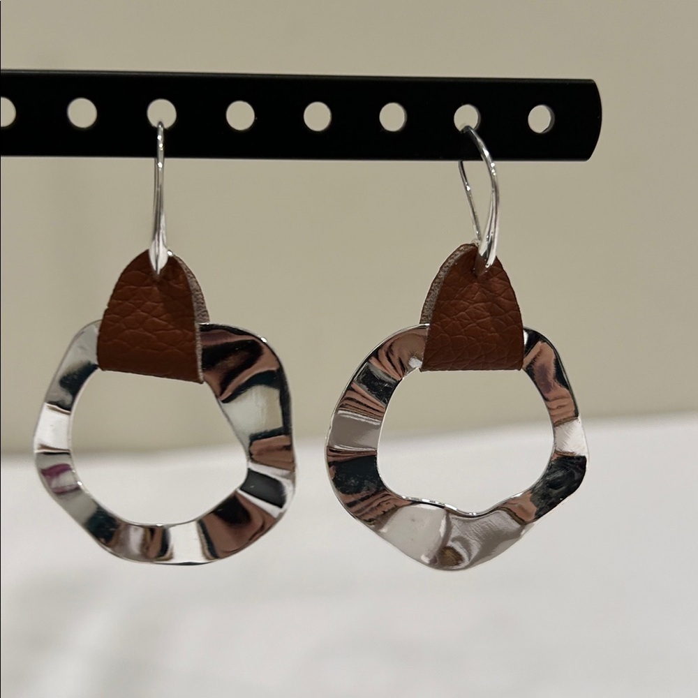 Elegant Silver and Brown Earrings - Picture 2 of 3